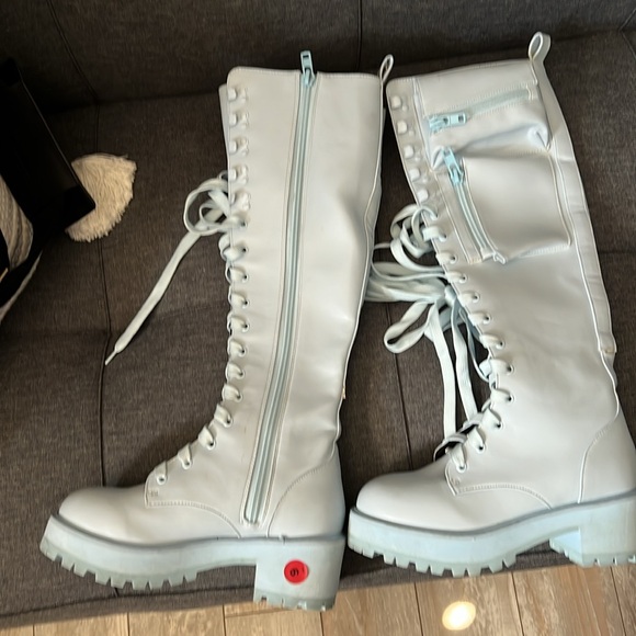 Boots - Picture 4 of 6